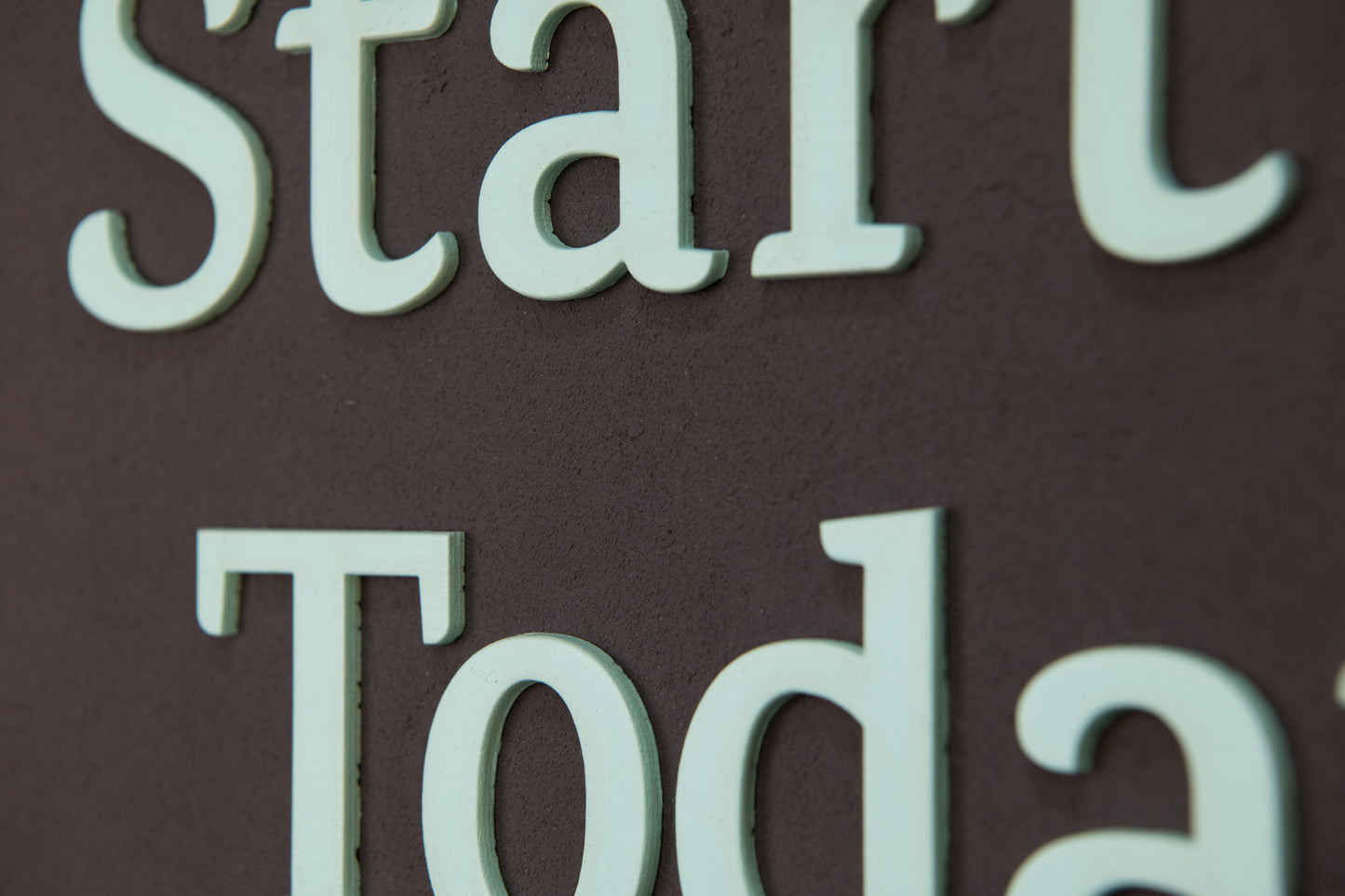 Ξύλινη Πινακίδα Τοίχου – Start Today – Χειροποίητη με Εφέ Τσιμέντου