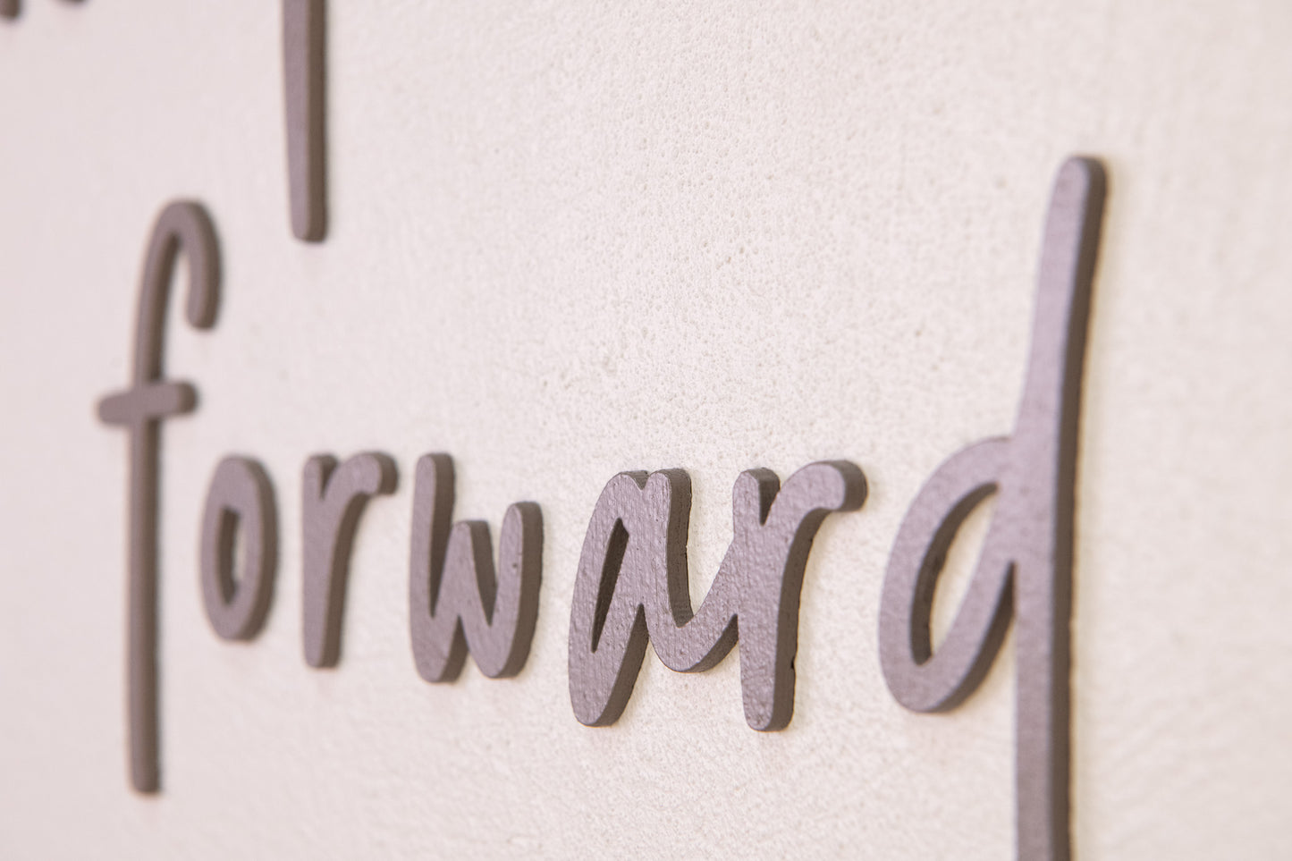 Ξύλινη Πινακίδα Τοίχου – Keep Moving Forward – Χειροποίητη με Εφέ Τσιμέντου