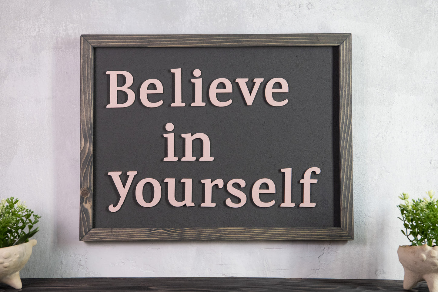 Ξύλινη Πινακίδα Τοίχου – Believe in Yourself – Χειροποίητη με Εφέ Τσιμέντου