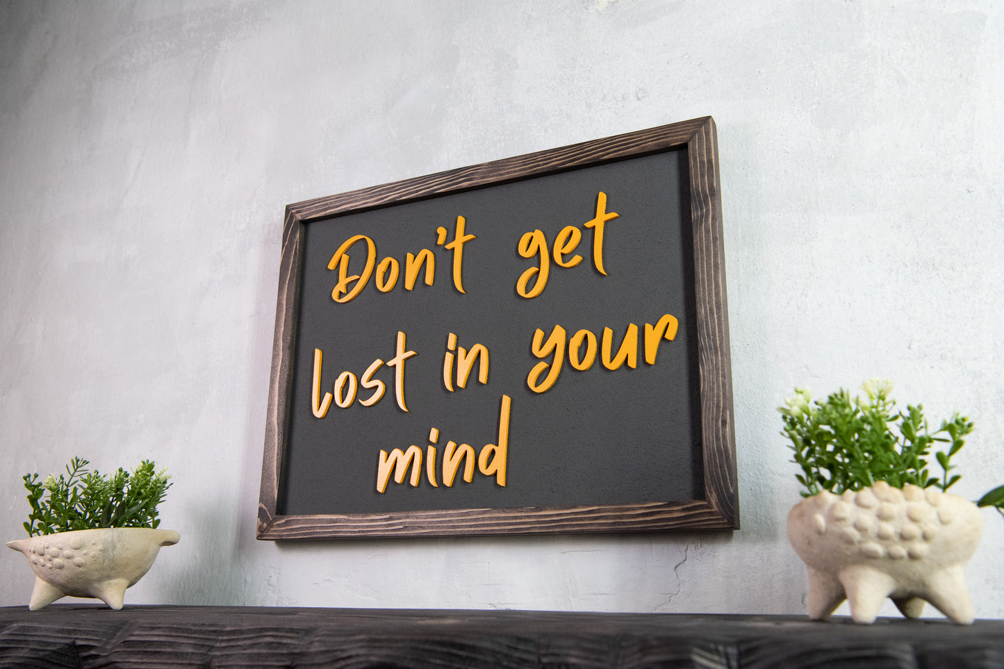 Ξύλινη Πινακίδα Τοίχου – Don’t Get Lost in Your Mind – Χειροποίητη με Εφέ Τσιμέντου