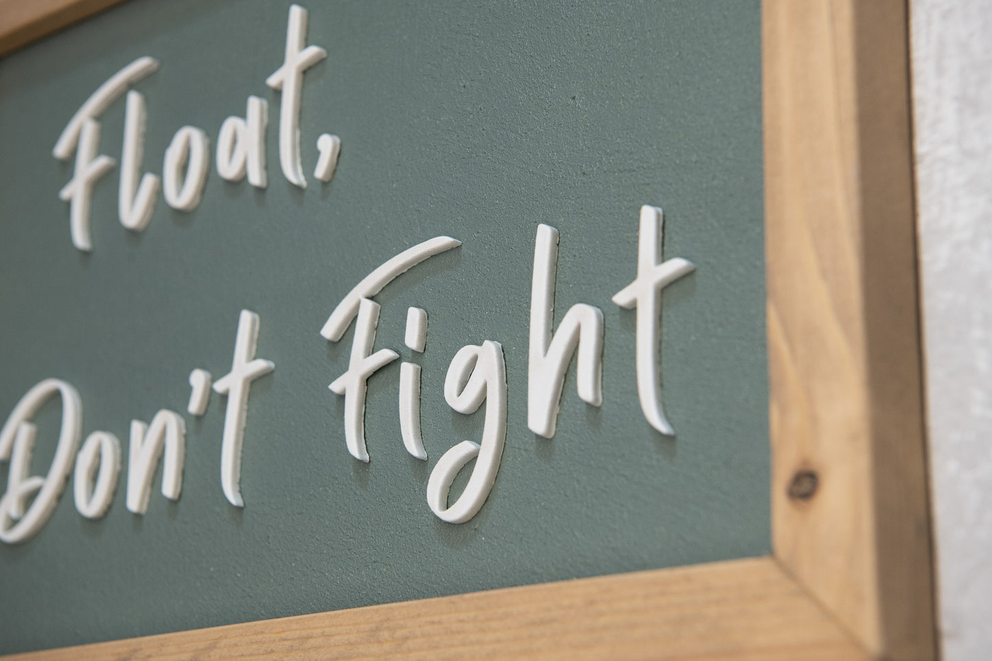 Float, Don’t Fight  – χειροποίητη ξύλινη πινακίδα με εφέ τσιμέντου 