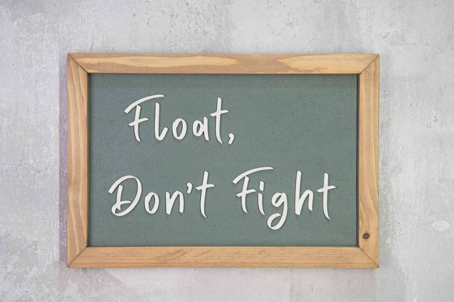 Float, Don’t Fight  – χειροποίητη ξύλινη πινακίδα με εφέ τσιμέντου 