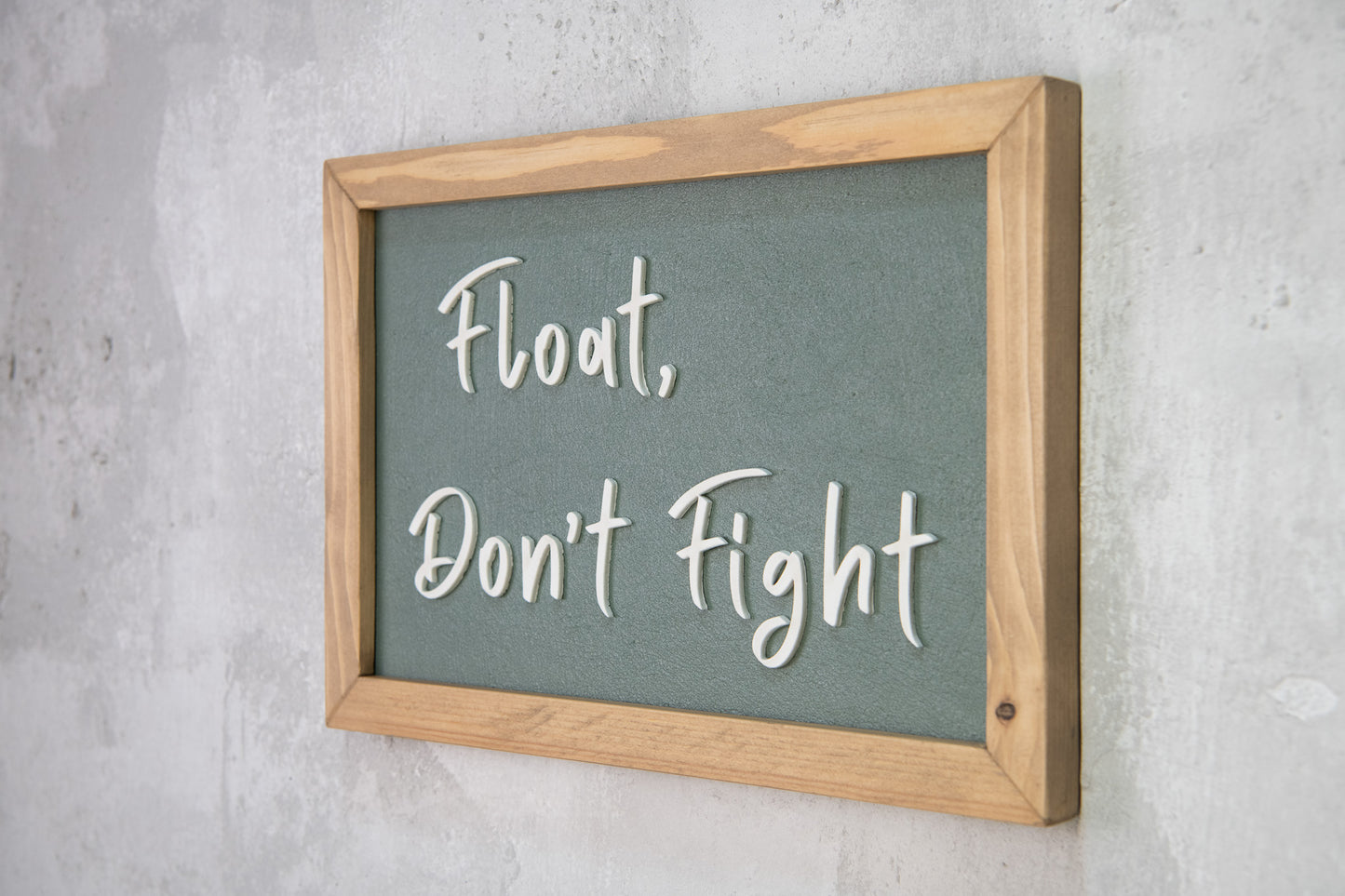 Float, Don’t Fight  – χειροποίητη ξύλινη πινακίδα με εφέ τσιμέντου 
