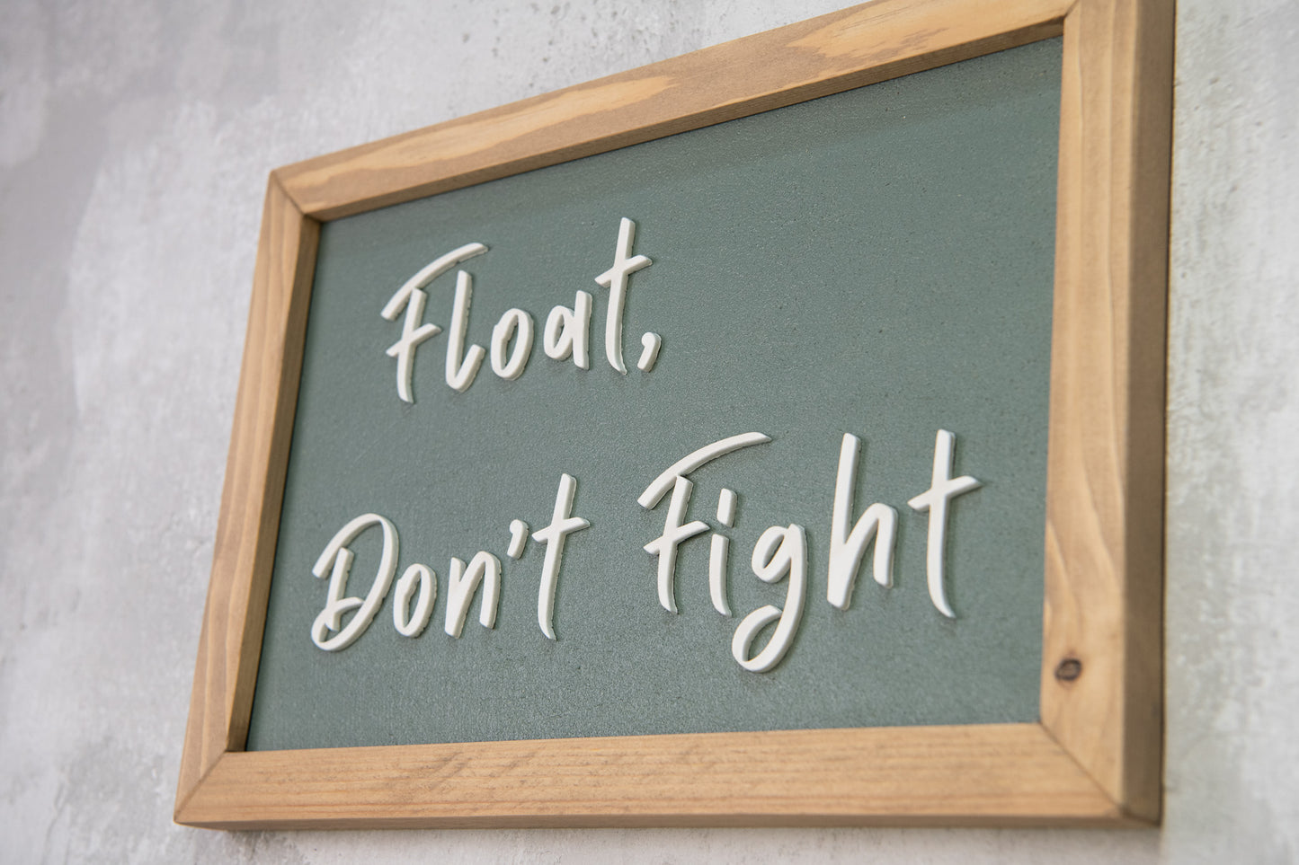 Float, Don’t Fight  – χειροποίητη ξύλινη πινακίδα με εφέ τσιμέντου 