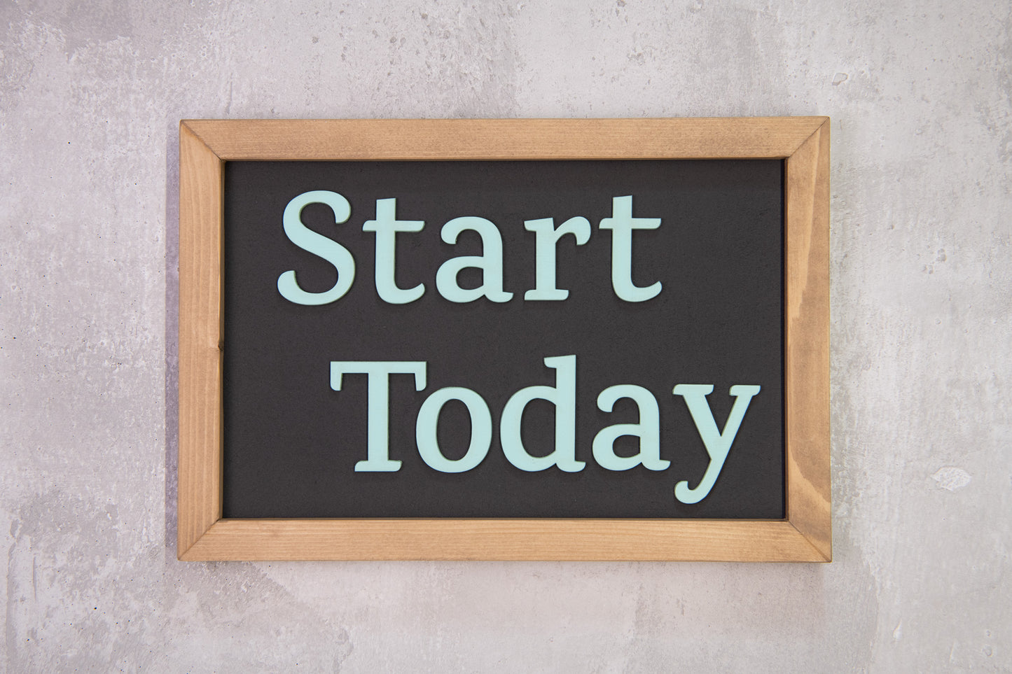 Ξύλινη Πινακίδα Τοίχου – Start Today – Χειροποίητη με Εφέ Τσιμέντου