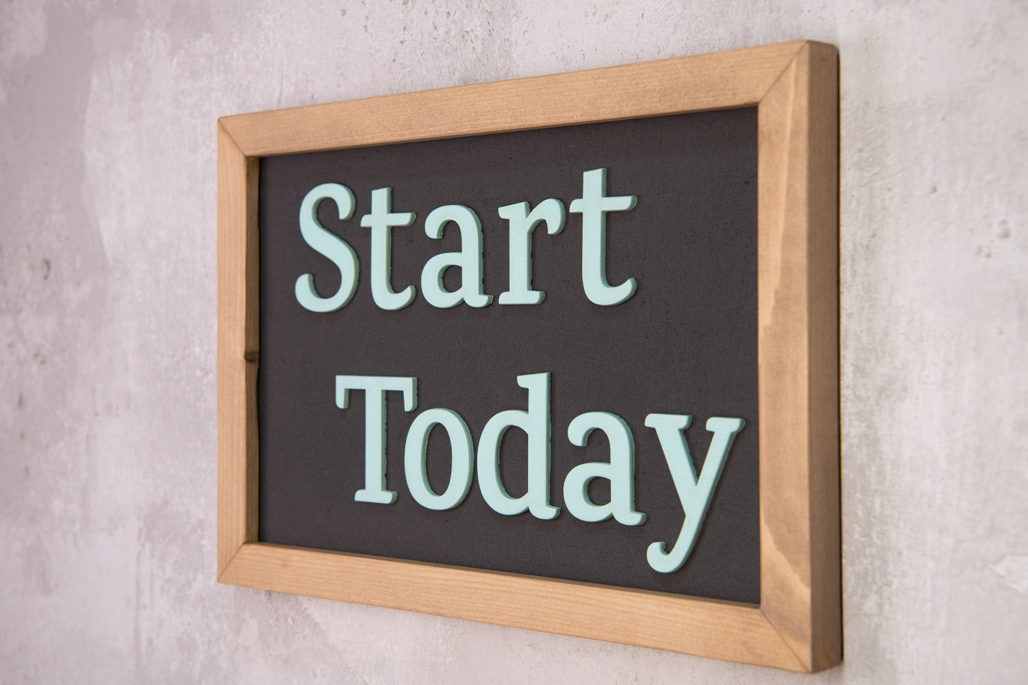 Ξύλινη Πινακίδα Τοίχου – Start Today – Χειροποίητη με Εφέ Τσιμέντου