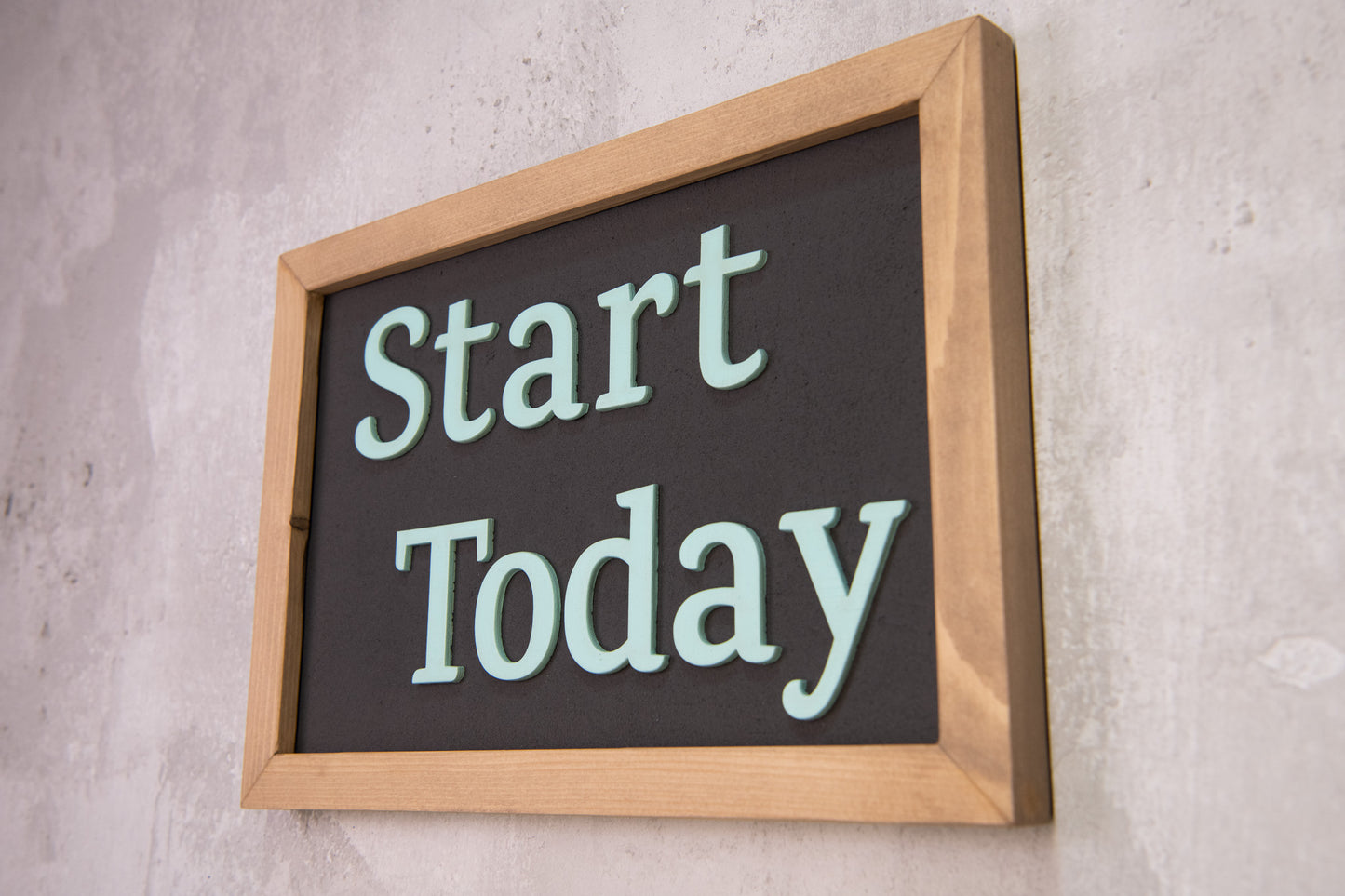 Ξύλινη Πινακίδα Τοίχου – Start Today – Χειροποίητη με Εφέ Τσιμέντου