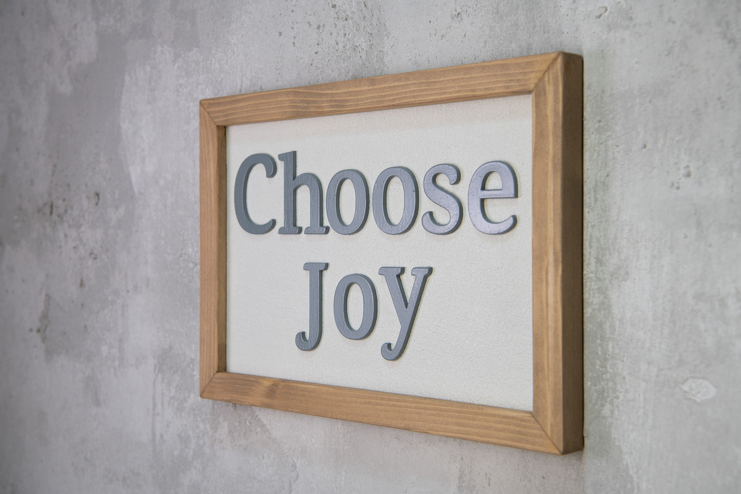 Choose Joy  –  Χειροποίητη ξύλινη πινακίδα με εφέ τσιμέντου