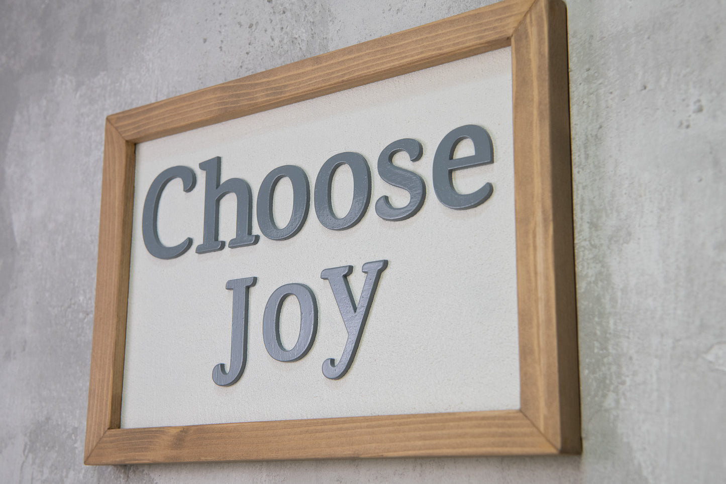 Choose Joy  –  Χειροποίητη ξύλινη πινακίδα με εφέ τσιμέντου