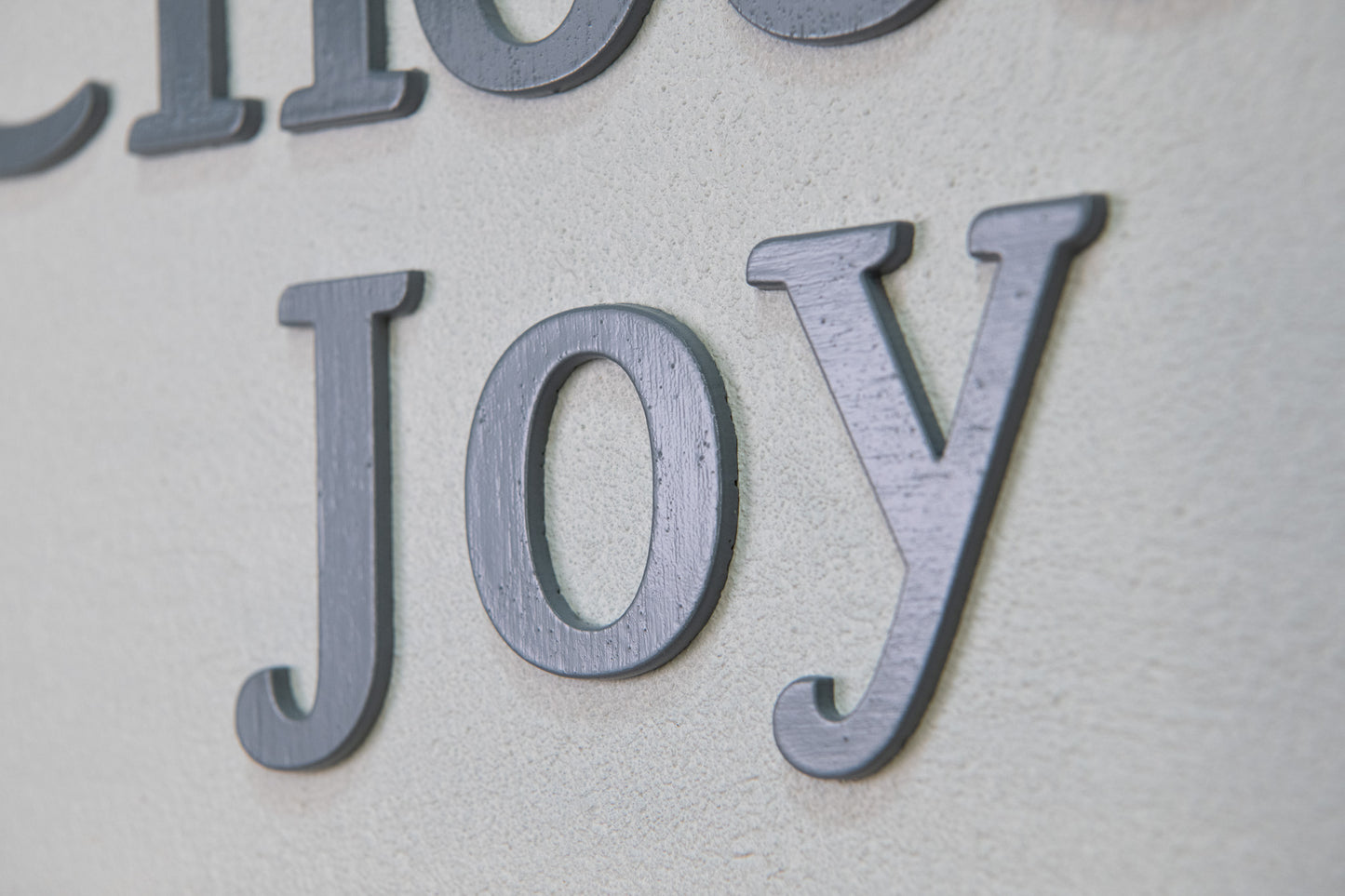 Choose Joy  –  Χειροποίητη ξύλινη πινακίδα με εφέ τσιμέντου