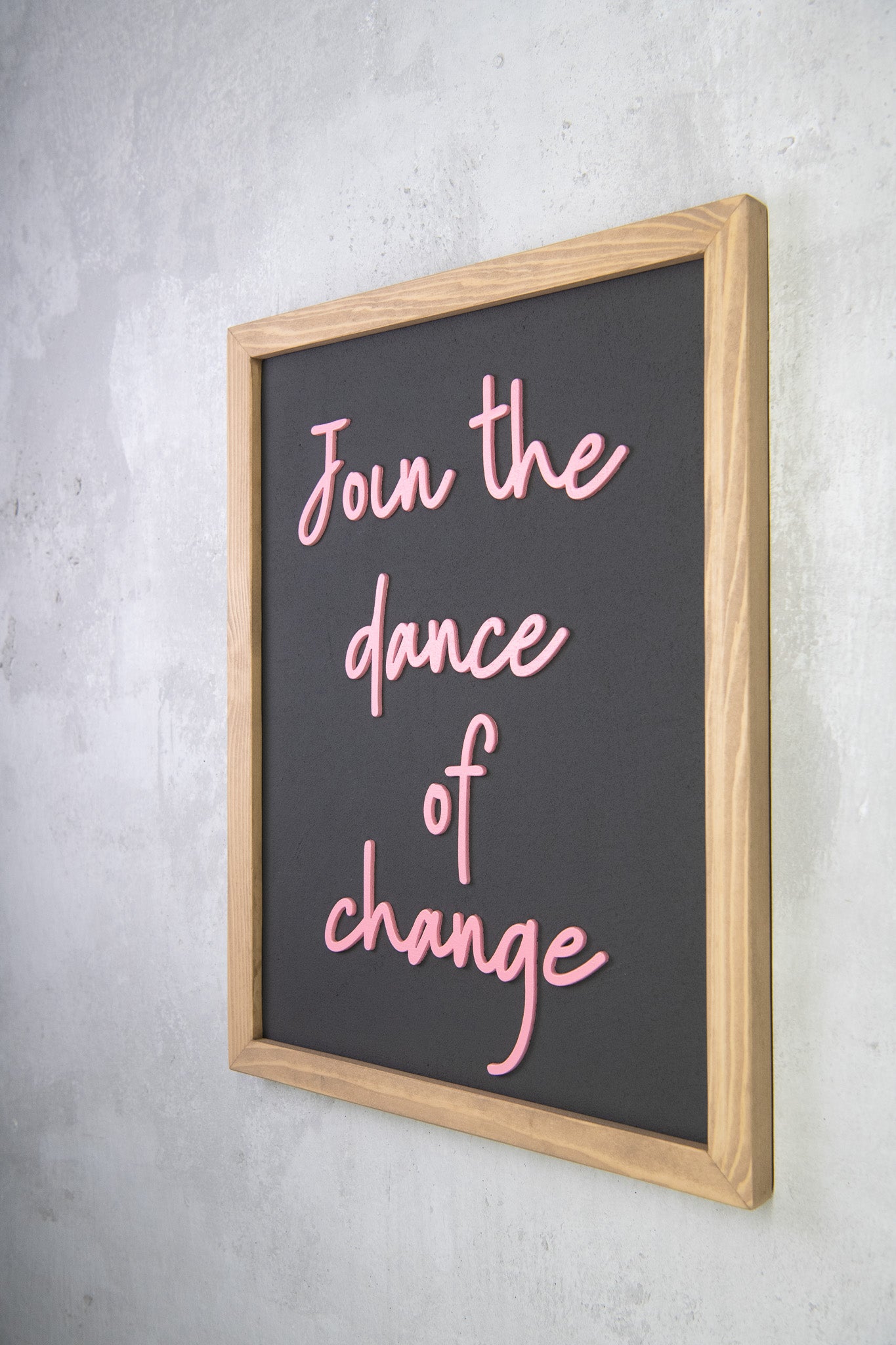 Join the Dance of Change – Χειροποίητη Ξύλινη Πινακίδα Τοίχου με Εμπνευσμένο Ρητό απο τον Alan Watts