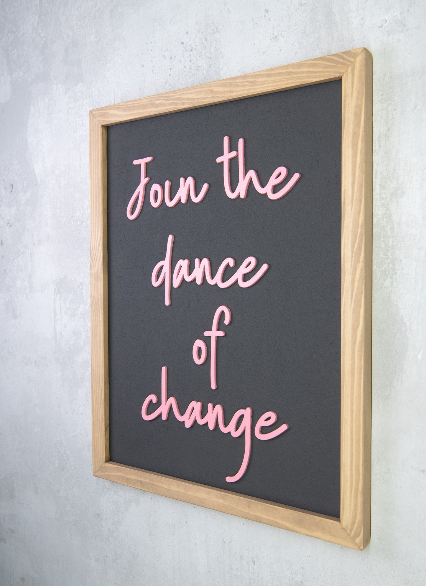 Join the Dance of Change – Χειροποίητη Ξύλινη Πινακίδα Τοίχου με Εμπνευσμένο Ρητό απο τον Alan Watts