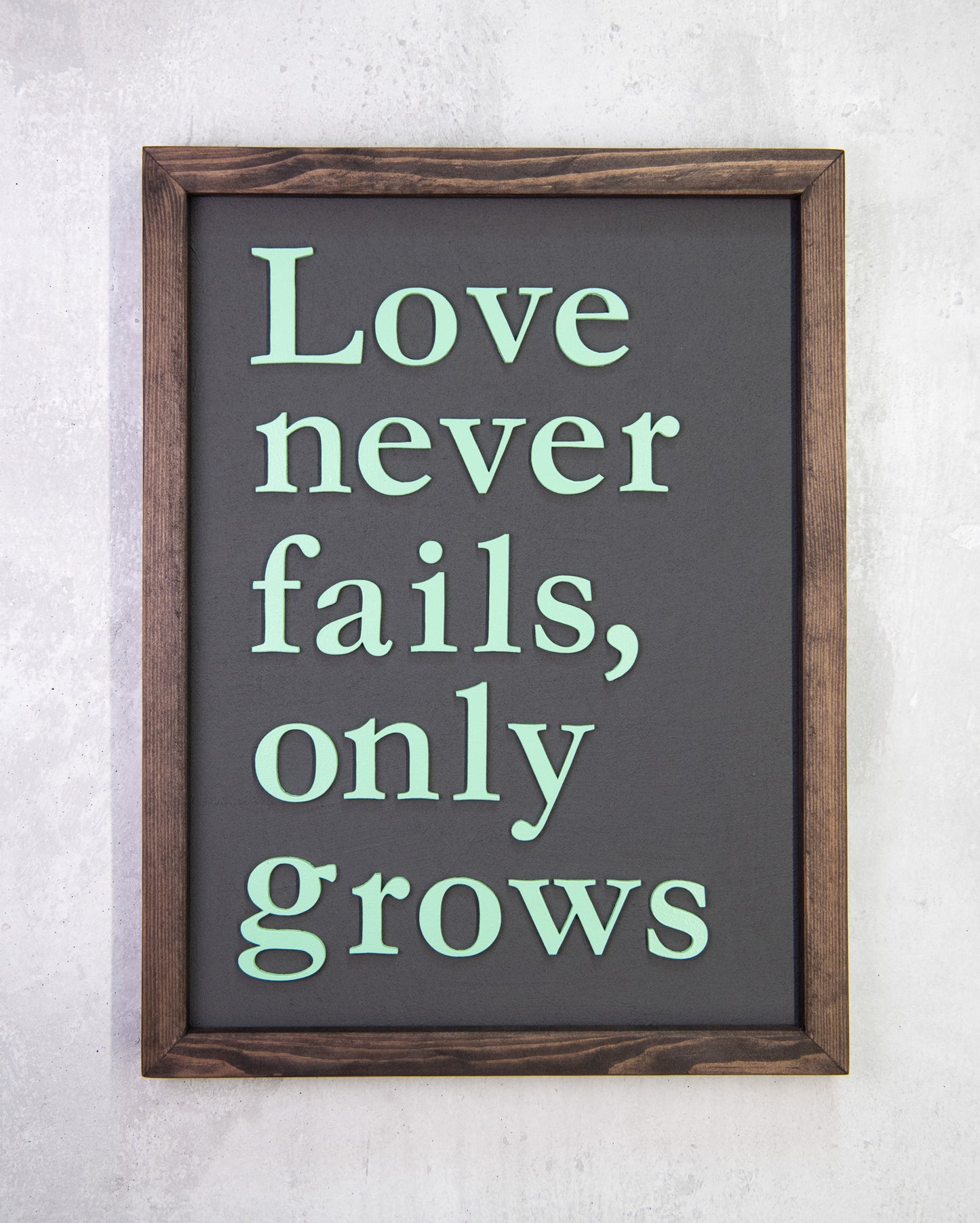Ξύλινη Πινακίδα Τοίχου – Love Never Fails – Χειροποίητη με Εφέ Τσιμέντου