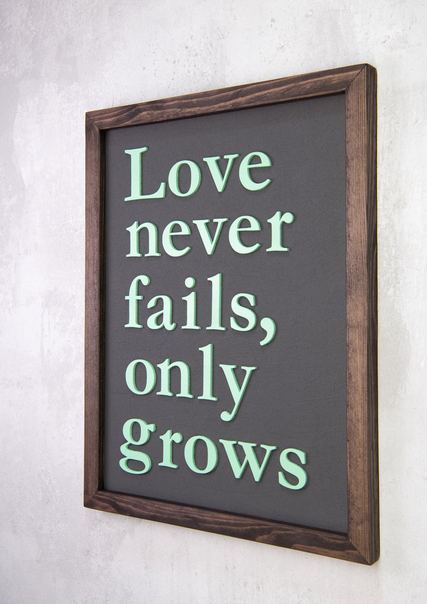 Ξύλινη Πινακίδα Τοίχου – Love Never Fails – Χειροποίητη με Εφέ Τσιμέντου