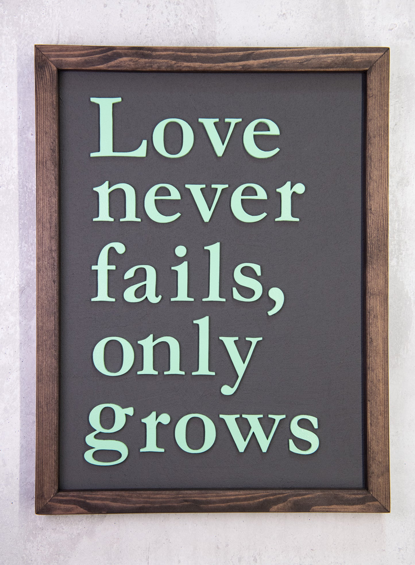Ξύλινη Πινακίδα Τοίχου – Love Never Fails – Χειροποίητη με Εφέ Τσιμέντου