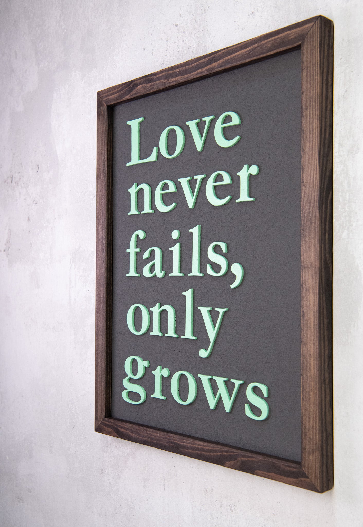 Ξύλινη Πινακίδα Τοίχου – Love Never Fails – Χειροποίητη με Εφέ Τσιμέντου
