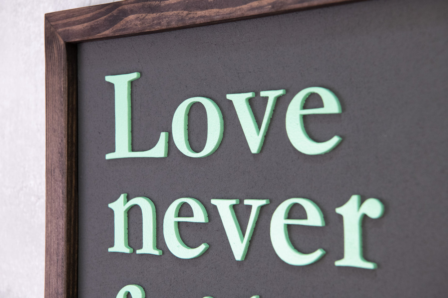 Ξύλινη Πινακίδα Τοίχου – Love Never Fails – Χειροποίητη με Εφέ Τσιμέντου