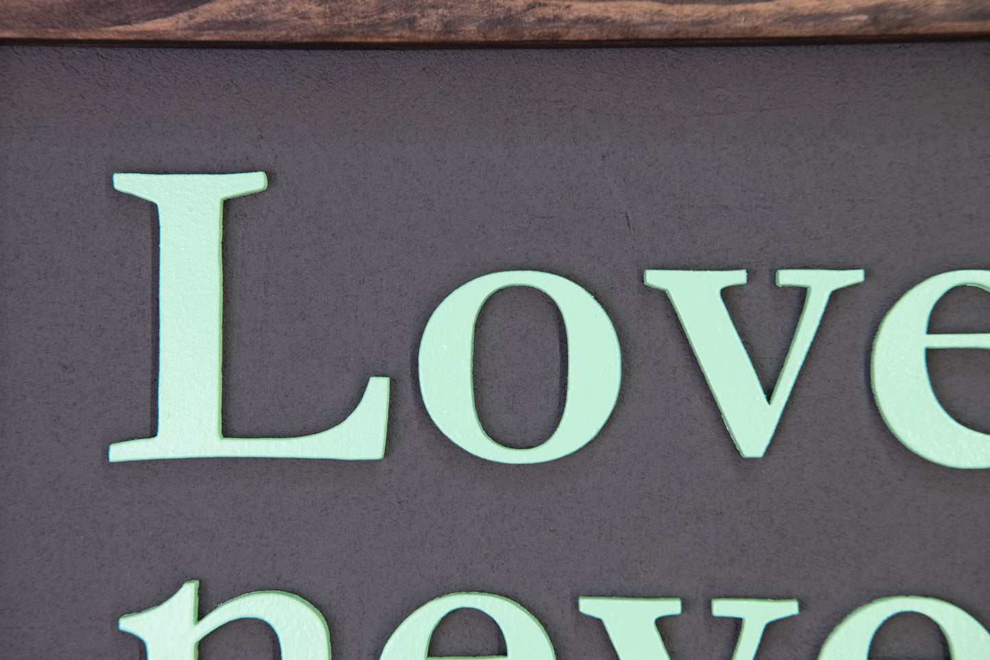 Ξύλινη Πινακίδα Τοίχου – Love Never Fails – Χειροποίητη με Εφέ Τσιμέντου