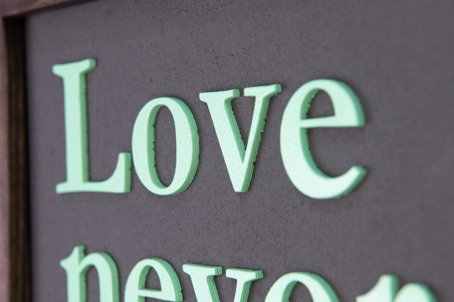 Ξύλινη Πινακίδα Τοίχου – Love Never Fails – Χειροποίητη με Εφέ Τσιμέντου