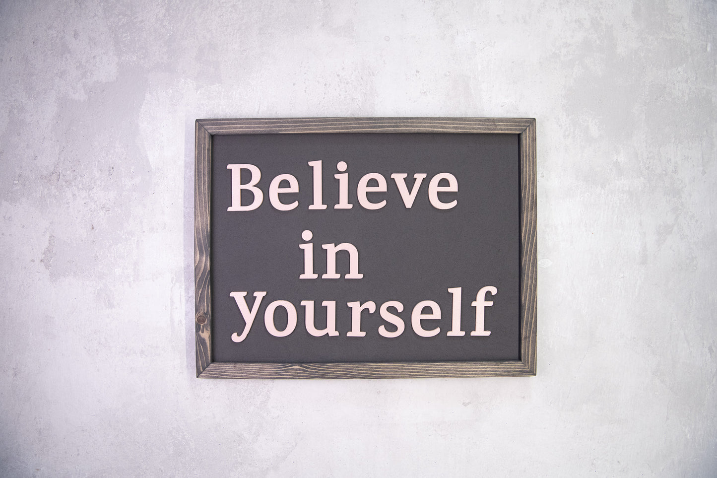 Ξύλινη Πινακίδα Τοίχου – Believe in Yourself – Χειροποίητη με Εφέ Τσιμέντου