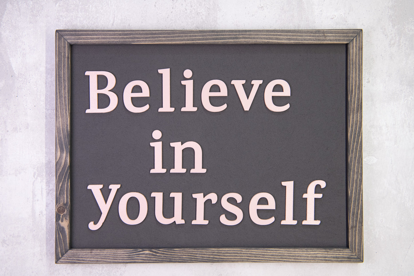Ξύλινη Πινακίδα Τοίχου – Believe in Yourself – Χειροποίητη με Εφέ Τσιμέντου