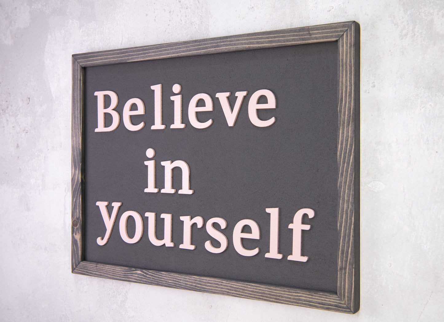 Ξύλινη Πινακίδα Τοίχου – Believe in Yourself – Χειροποίητη με Εφέ Τσιμέντου
