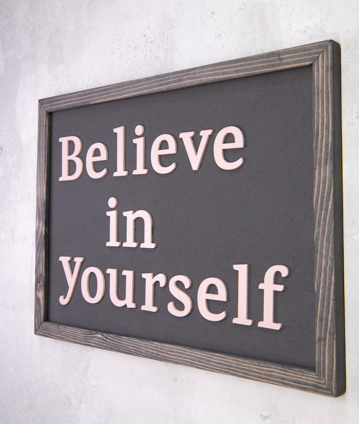 Ξύλινη Πινακίδα Τοίχου – Believe in Yourself – Χειροποίητη με Εφέ Τσιμέντου