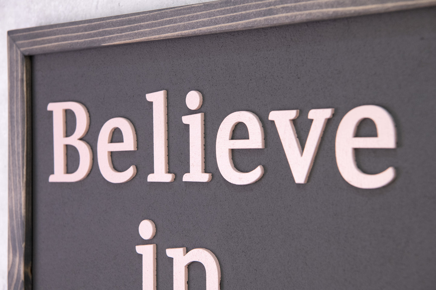 Ξύλινη Πινακίδα Τοίχου – Believe in Yourself – Χειροποίητη με Εφέ Τσιμέντου