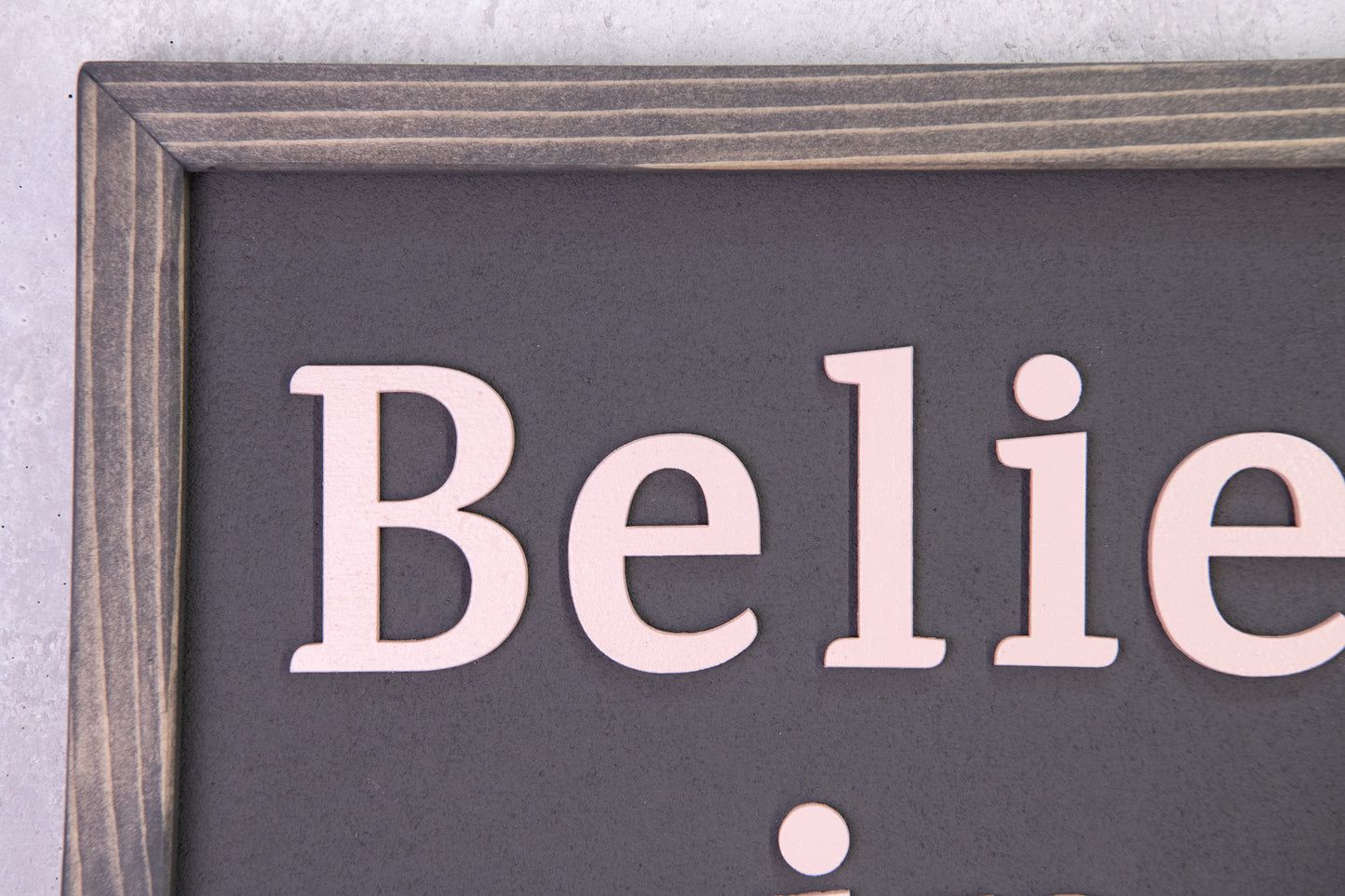 Ξύλινη Πινακίδα Τοίχου – Believe in Yourself – Χειροποίητη με Εφέ Τσιμέντου