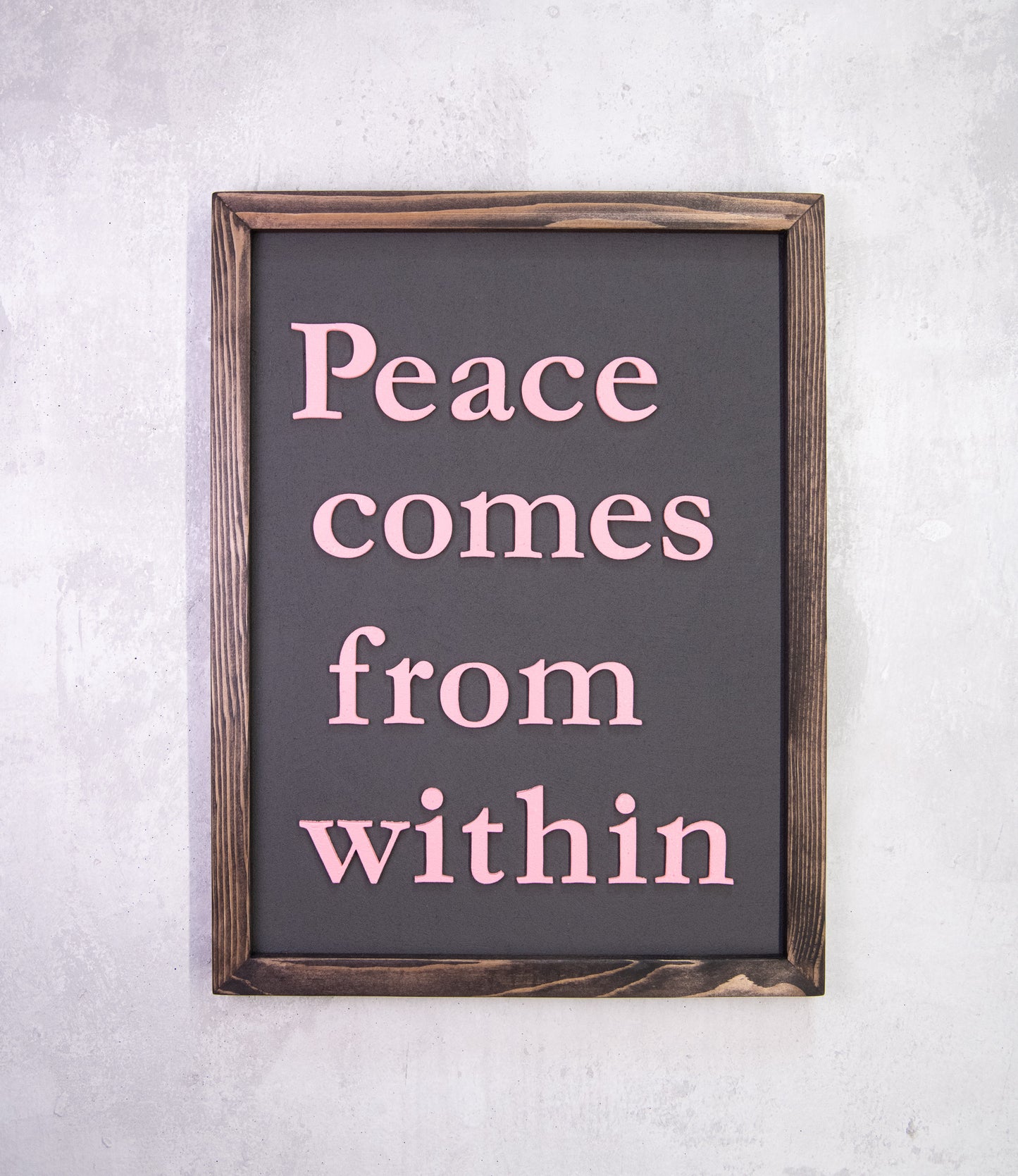Ξύλινη Πινακίδα Τοίχου – Peace Comes from Within – Χειροποίητη με Εφέ Τσιμέντου