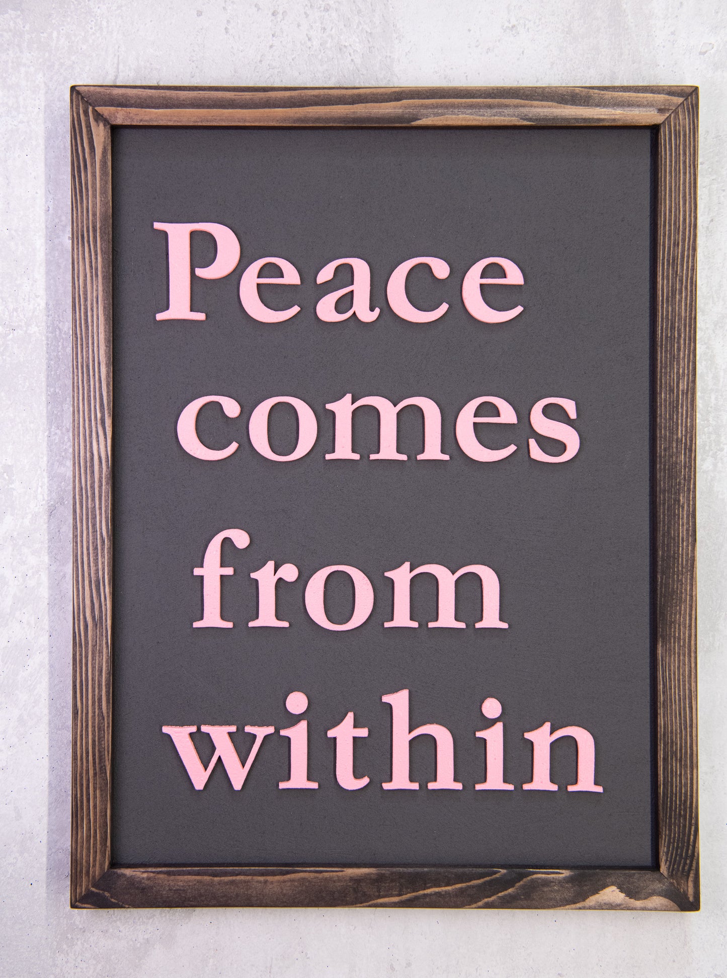 Ξύλινη Πινακίδα Τοίχου – Peace Comes from Within – Χειροποίητη με Εφέ Τσιμέντου