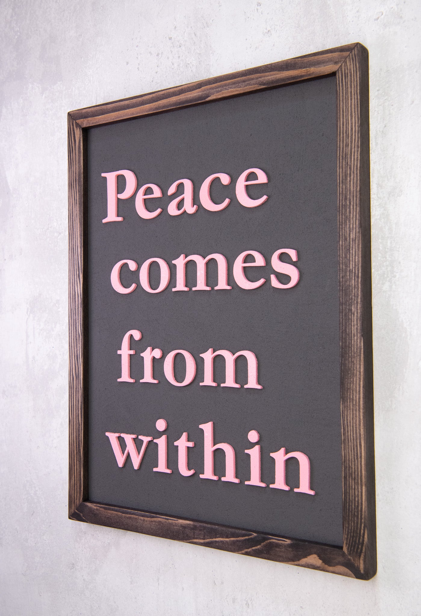 Ξύλινη Πινακίδα Τοίχου – Peace Comes from Within – Χειροποίητη με Εφέ Τσιμέντου