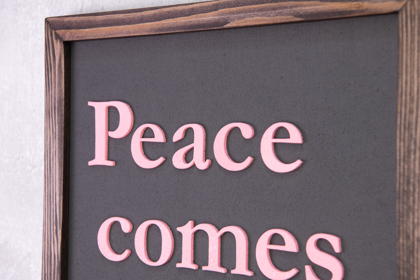 Ξύλινη Πινακίδα Τοίχου – Peace Comes from Within – Χειροποίητη με Εφέ Τσιμέντου