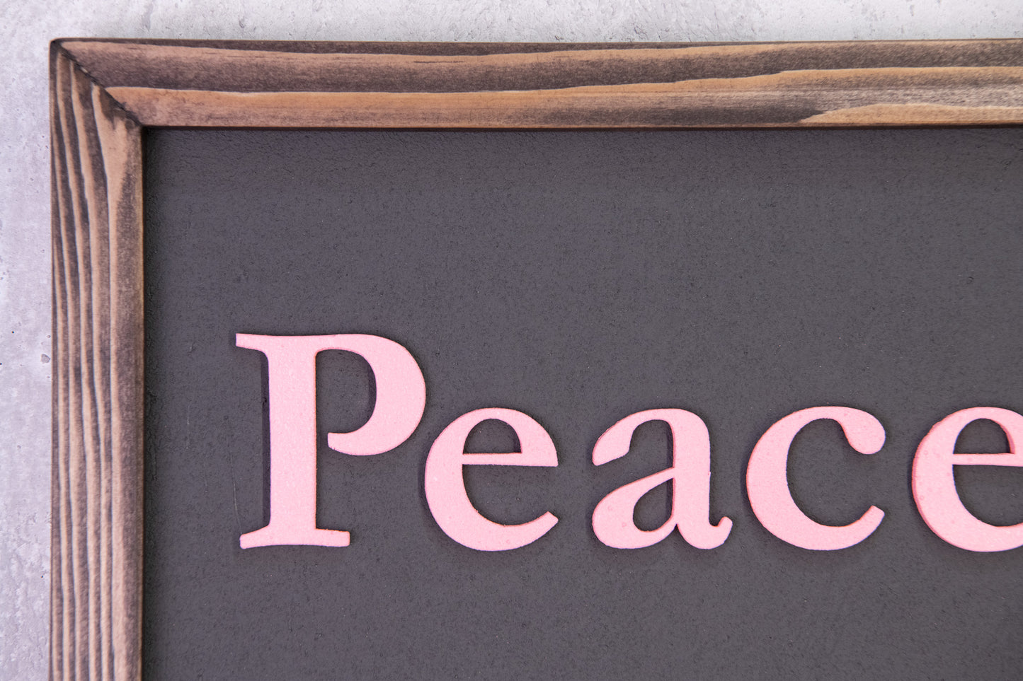 Ξύλινη Πινακίδα Τοίχου – Peace Comes from Within – Χειροποίητη με Εφέ Τσιμέντου