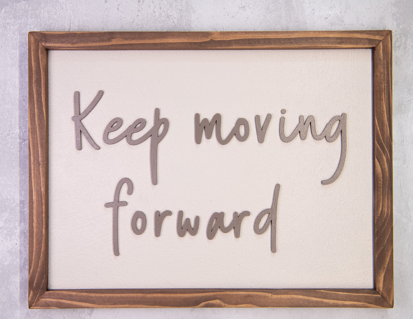 Ξύλινη Πινακίδα Τοίχου – Keep Moving Forward – Χειροποίητη με Εφέ Τσιμέντου