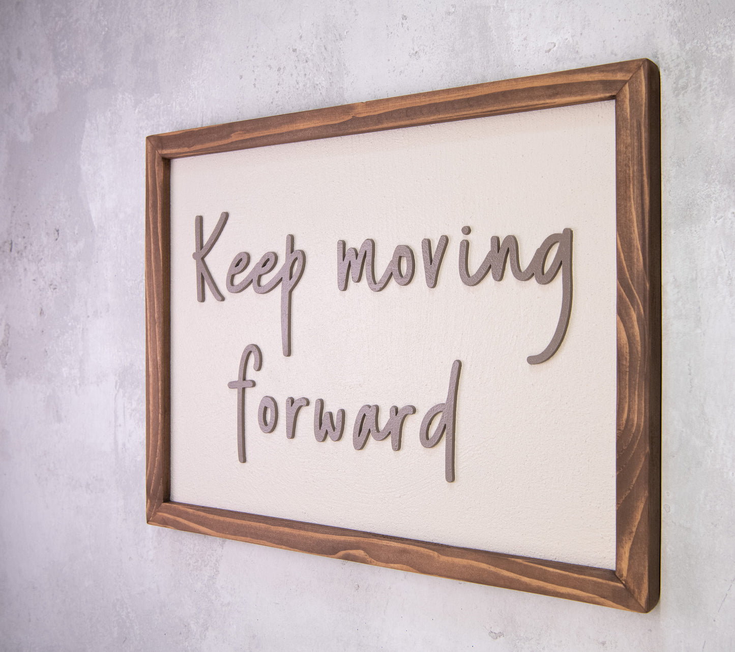 Ξύλινη Πινακίδα Τοίχου – Keep Moving Forward – Χειροποίητη με Εφέ Τσιμέντου