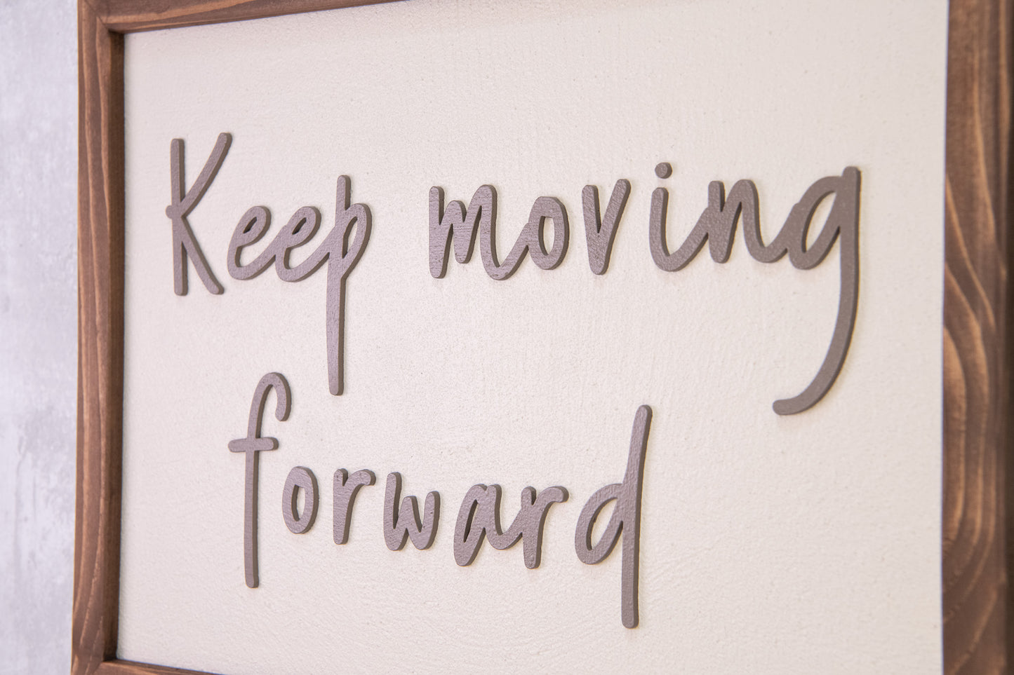 Ξύλινη Πινακίδα Τοίχου – Keep Moving Forward – Χειροποίητη με Εφέ Τσιμέντου