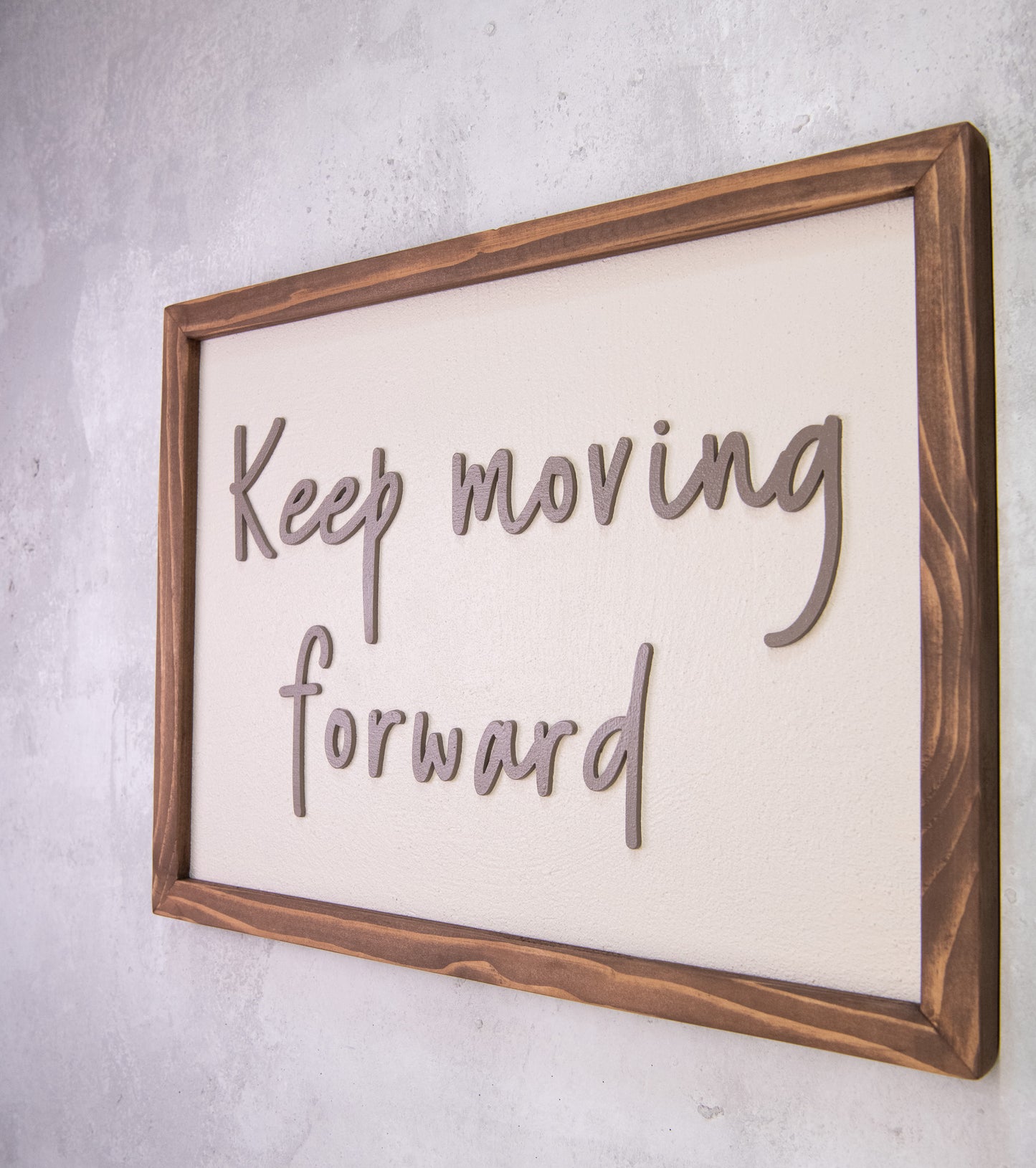 Ξύλινη Πινακίδα Τοίχου – Keep Moving Forward – Χειροποίητη με Εφέ Τσιμέντου