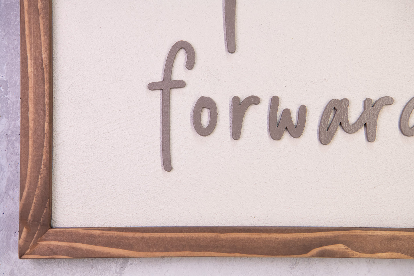 Ξύλινη Πινακίδα Τοίχου – Keep Moving Forward – Χειροποίητη με Εφέ Τσιμέντου