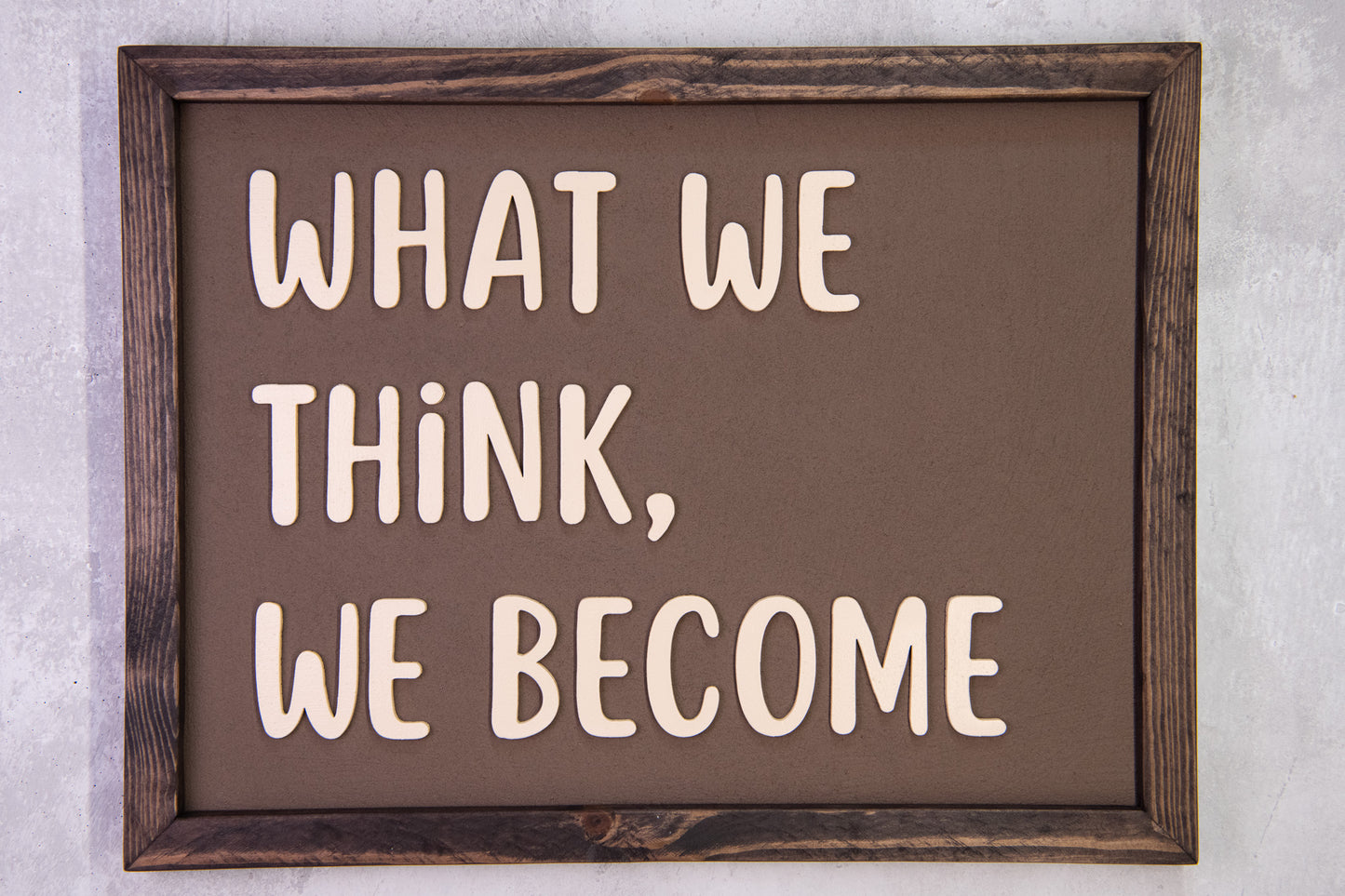Ξύλινη Πινακίδα Τοίχου – What We Think, We Become – Χειροποίητη με Εφέ Τσιμέντου