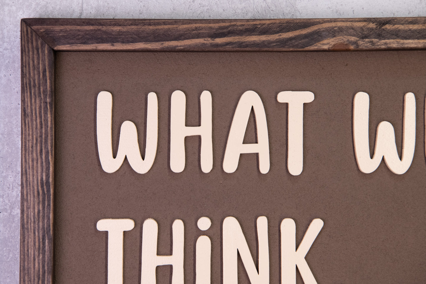 Ξύλινη Πινακίδα Τοίχου – What We Think, We Become – Χειροποίητη με Εφέ Τσιμέντου