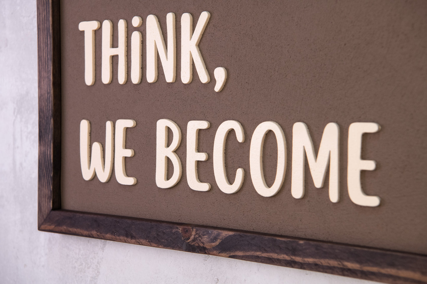 Ξύλινη Πινακίδα Τοίχου – What We Think, We Become – Χειροποίητη με Εφέ Τσιμέντου
