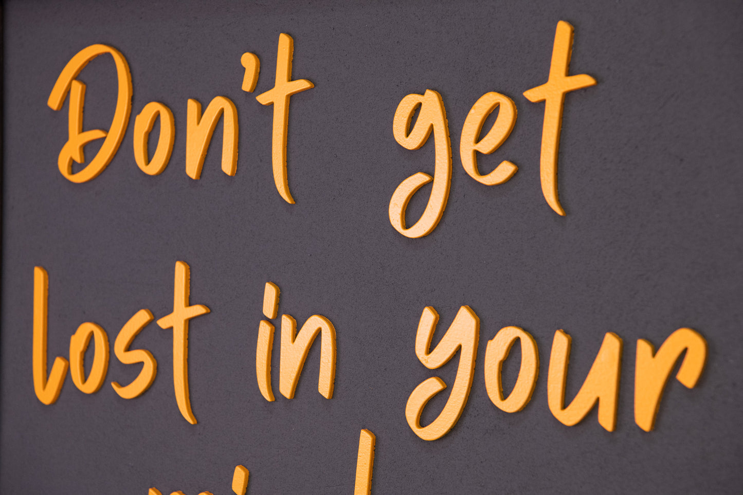 Ξύλινη Πινακίδα Τοίχου – Don’t Get Lost in Your Mind – Χειροποίητη με Εφέ Τσιμέντου