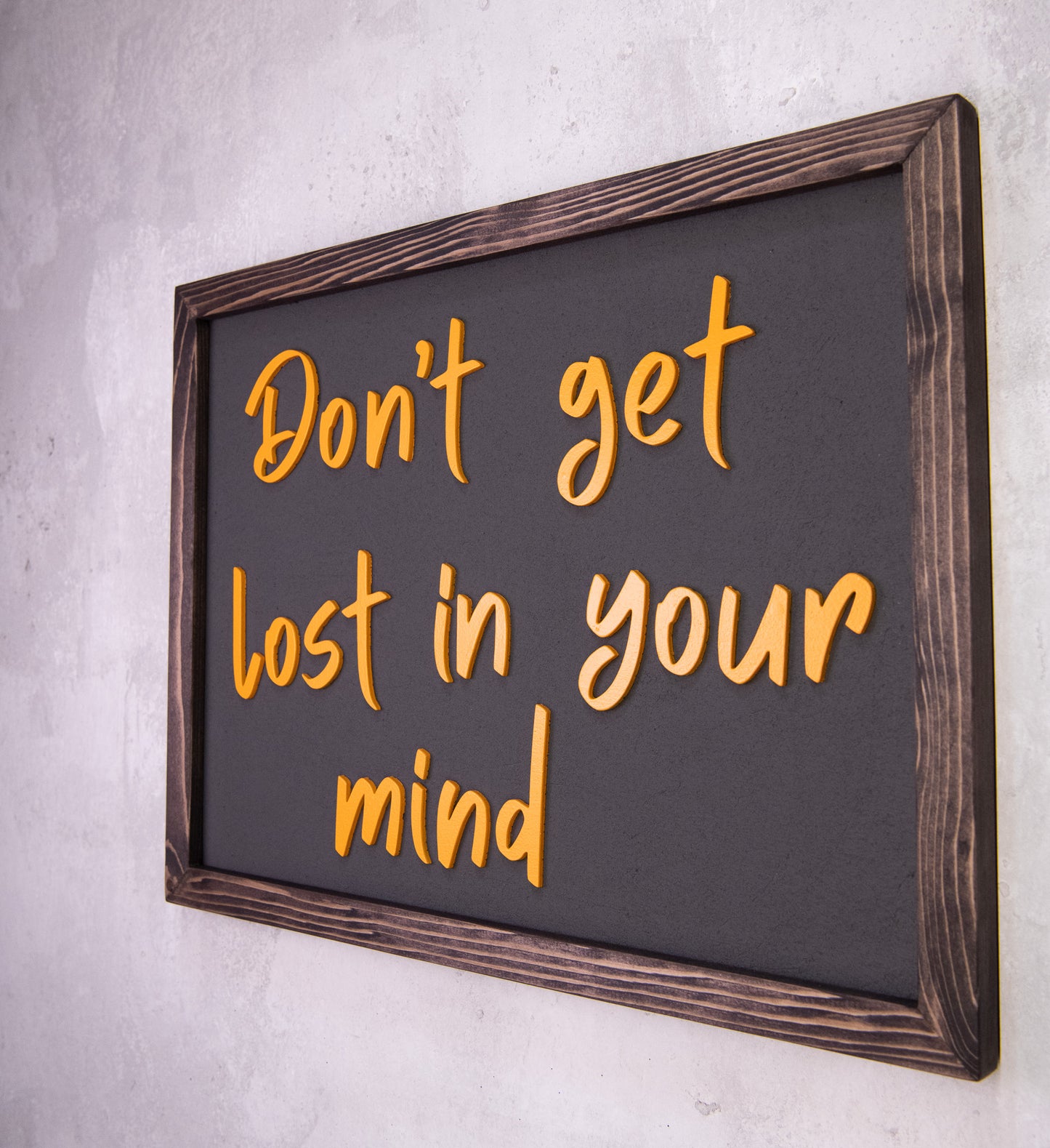 Ξύλινη Πινακίδα Τοίχου – Don’t Get Lost in Your Mind – Χειροποίητη με Εφέ Τσιμέντου