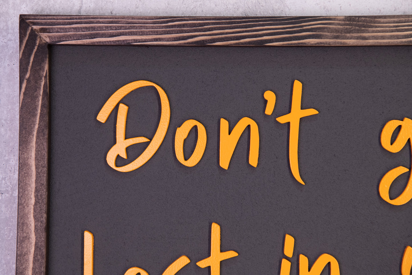 Ξύλινη Πινακίδα Τοίχου – Don’t Get Lost in Your Mind – Χειροποίητη με Εφέ Τσιμέντου