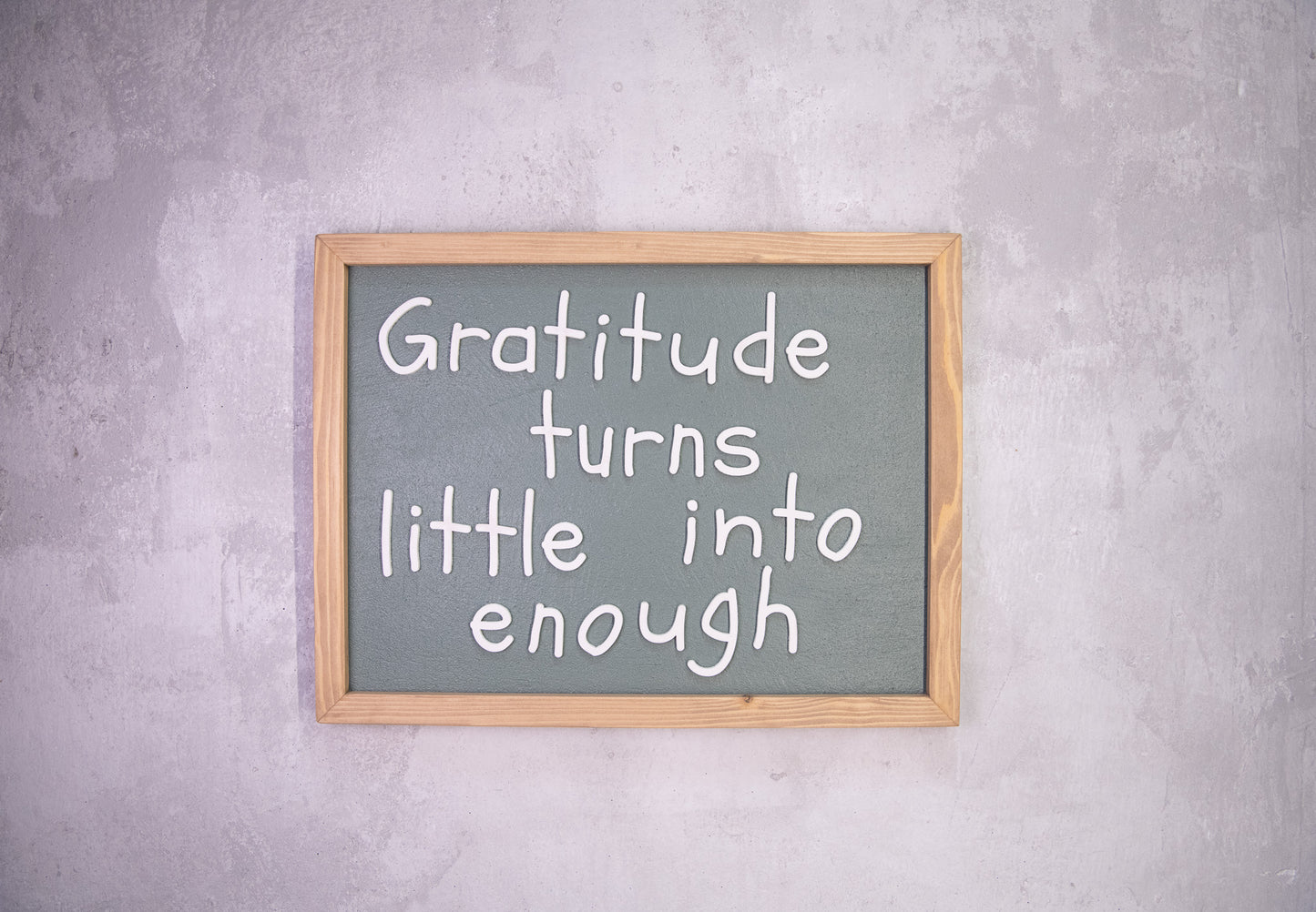 Ξύλινη Πινακίδα Τοίχου – Gratitude Turns Little into Enough – Χειροποίητη με Εφέ Τσιμέντου