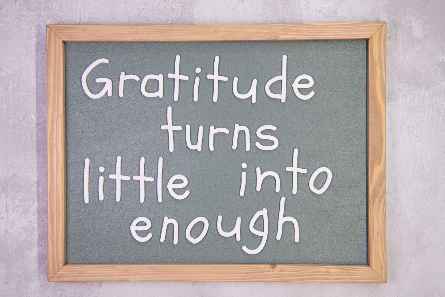 Ξύλινη Πινακίδα Τοίχου – Gratitude Turns Little into Enough – Χειροποίητη με Εφέ Τσιμέντου