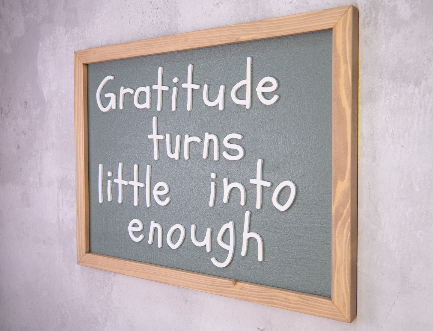 Ξύλινη Πινακίδα Τοίχου – Gratitude Turns Little into Enough – Χειροποίητη με Εφέ Τσιμέντου