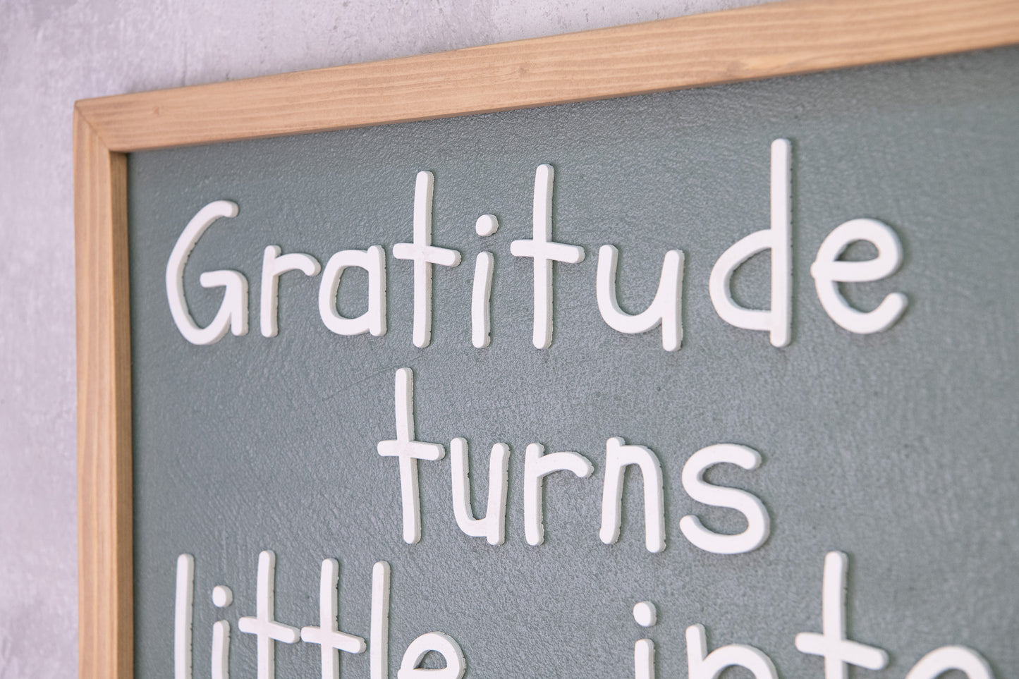Ξύλινη Πινακίδα Τοίχου – Gratitude Turns Little into Enough – Χειροποίητη με Εφέ Τσιμέντου
