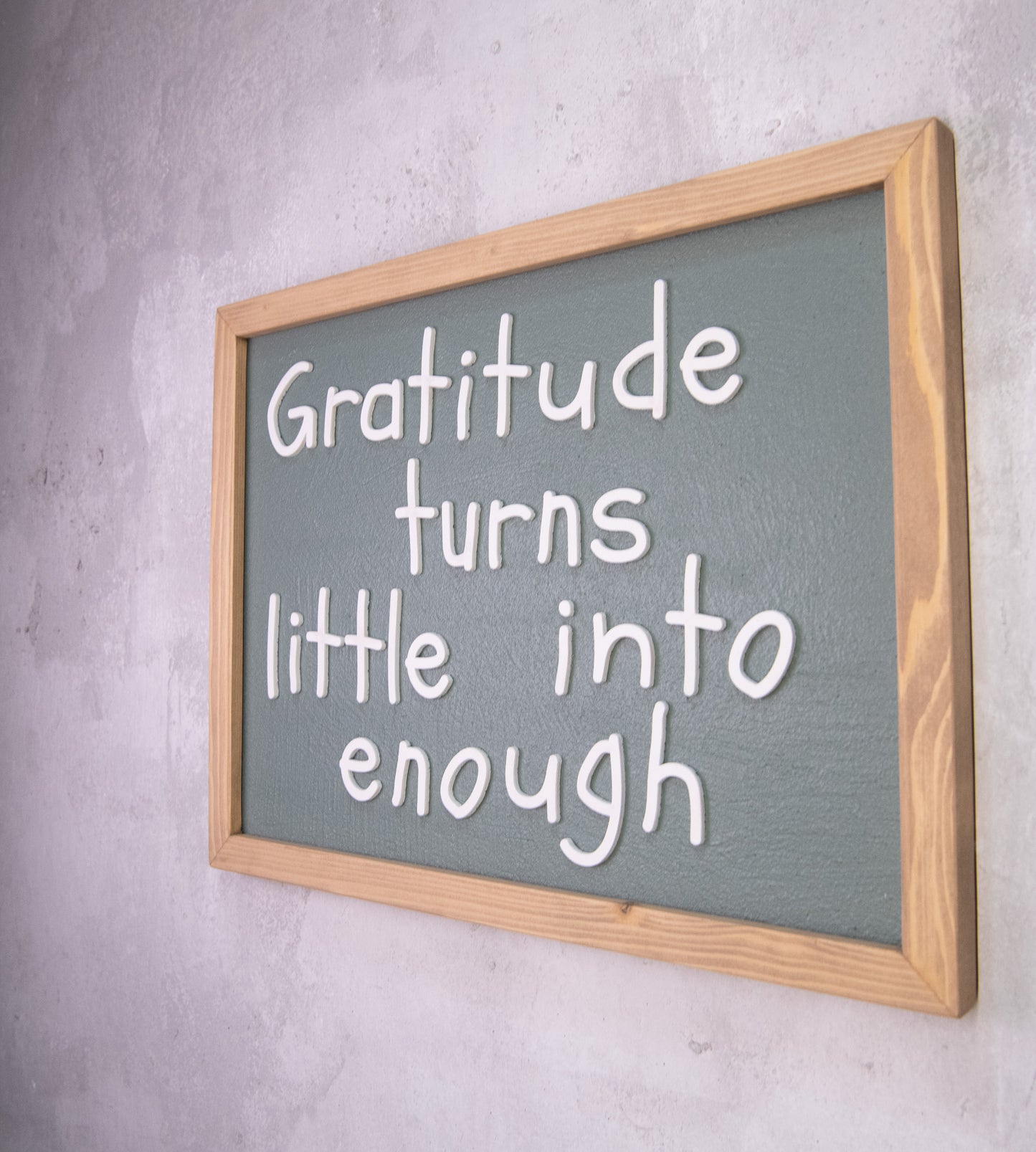 Ξύλινη Πινακίδα Τοίχου – Gratitude Turns Little into Enough – Χειροποίητη με Εφέ Τσιμέντου